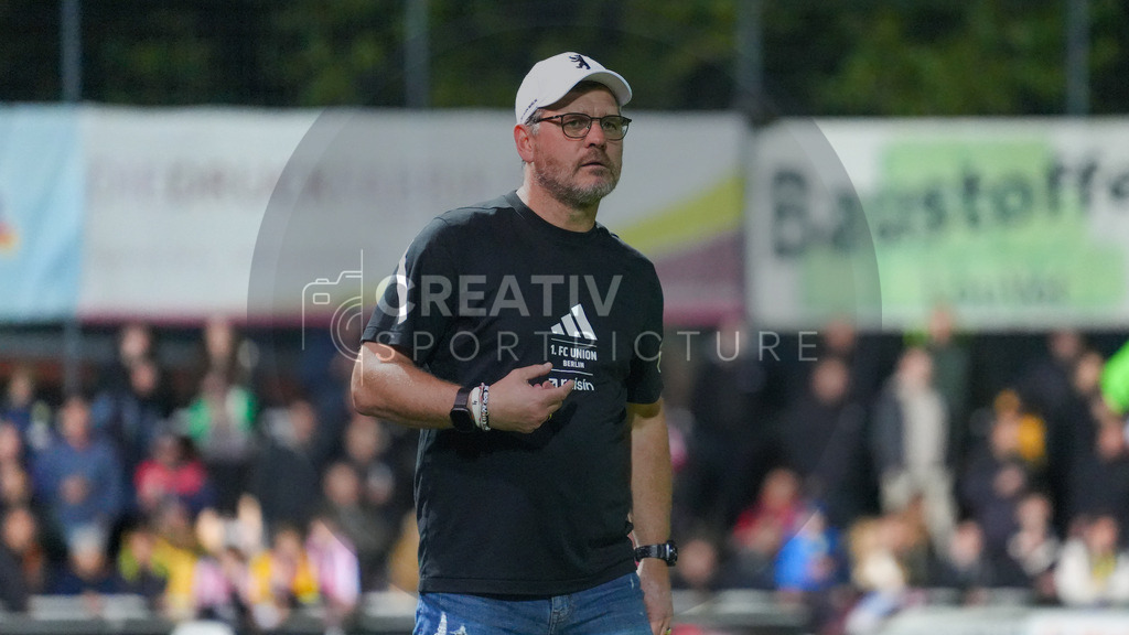 Fußball, Herren, Saison 2025/2026, Testspiel, Freundschaftsspiel, FSV 63 Luckenwalde vs. 1.FC Union Berlin, Mittwoch 08.10.2025, Werner-Seelenbinder-Stadion Luckenwalde, | Fußball, Herren, Saison 2025/2026, Testspiel, Freundschaftsspiel, FSV 63 Luckenwalde vs. 1.FC Union Berlin, Mittwoch 08.10.2025, Werner-Seelenbinder-Stadion Luckenwalde, Im Bild: Steffen Baumgart (Trainer 1.FC Union Berlin) - Realisiert mit Pictrs.com