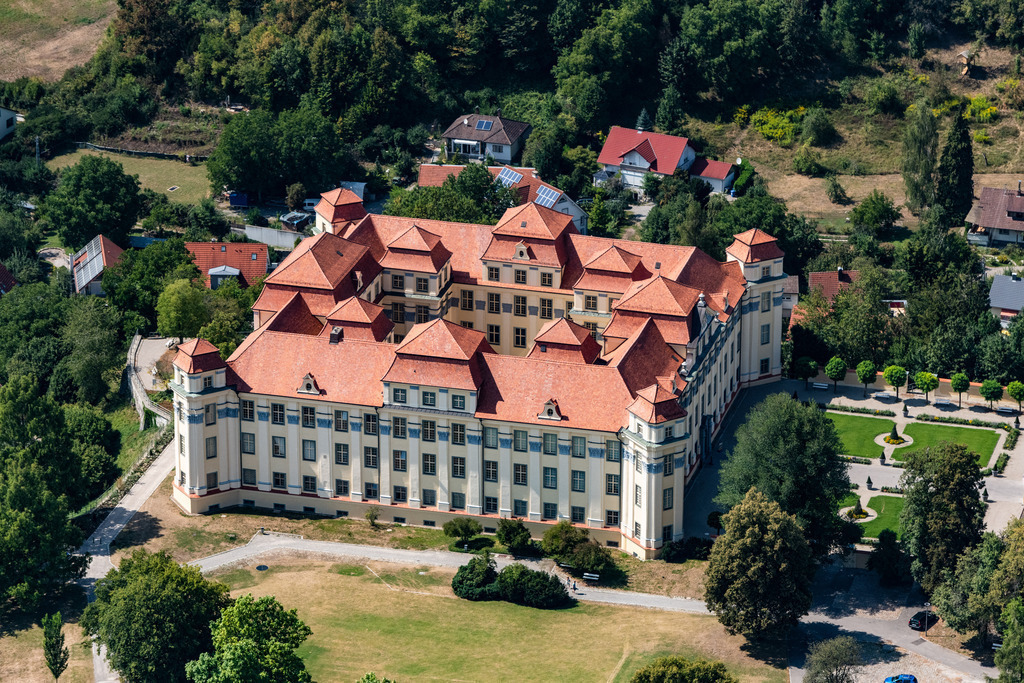 dr__0016300.jpg | TETTNANG 03.08.2018 Gebäudekomplex im Schloßpark von Schloß Neues Schloss Tettnang in Tettnang im Bundesland Baden-Württemberg, Deutschland. // Building complex in the park of the castle Neues Schloss Tettnang in Tettnang in the state Baden-Wurttemberg, Germany. Foto: Daniel Reiter