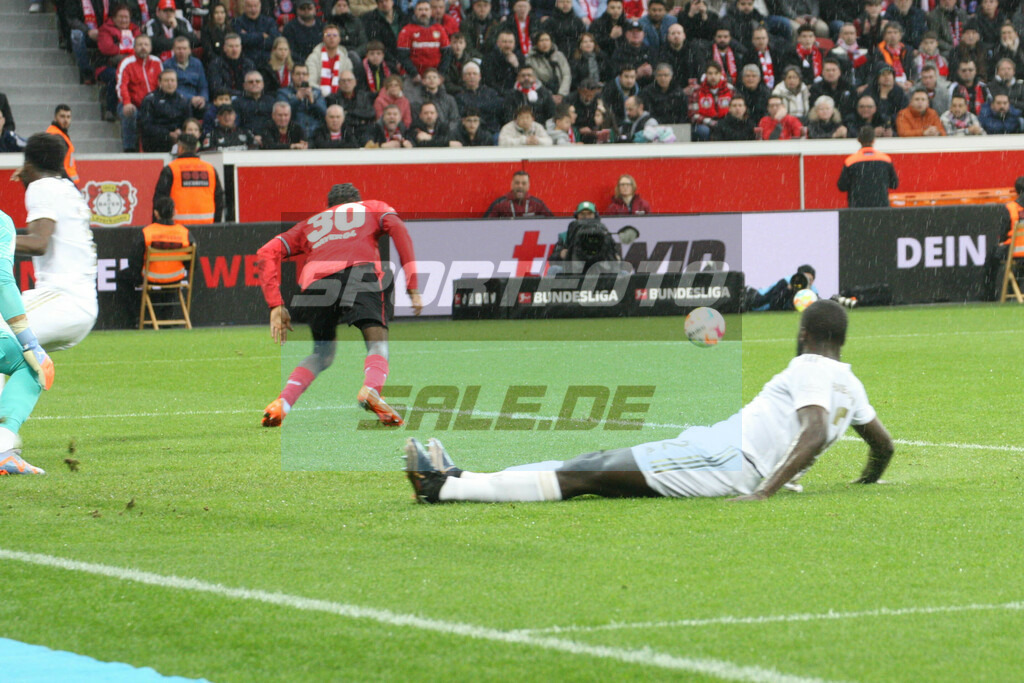 Bayer 04 Leverkusen - FC Bayern München | Dayot Upamecano (vorne) - © Sportfoto-Sale (MK - Realisiert mit Pictrs.com