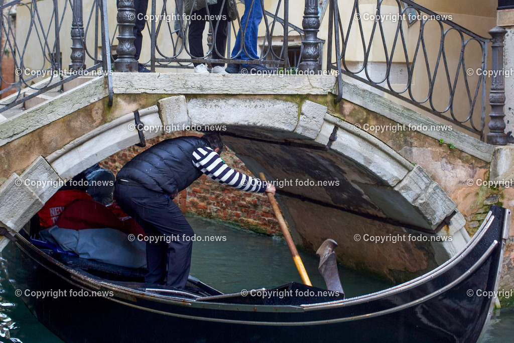 Italien_ Venedig_ 16.02.2024-3 | 16.02.2024, Italien, ITA, Venetien, Venedig, im Bild Venedig, Stadtansichten, Touristen, Reisefeature, venezianisch, Reise, Venedig, Venezia, Venetien, Stadtansicht, Campanile, Canale Grande, Markusplatz, Markuskirche, Touristen, Gondel, Gondolere, Faehre, Motorboot, Wassertaxi, Vaporetto, Adria, Lagune, Pfahlbauten, Bruecke, Rialtobruecke, La Gondola, Dogenpalast, Italien, Hochwasser, Creativ, Kreativ