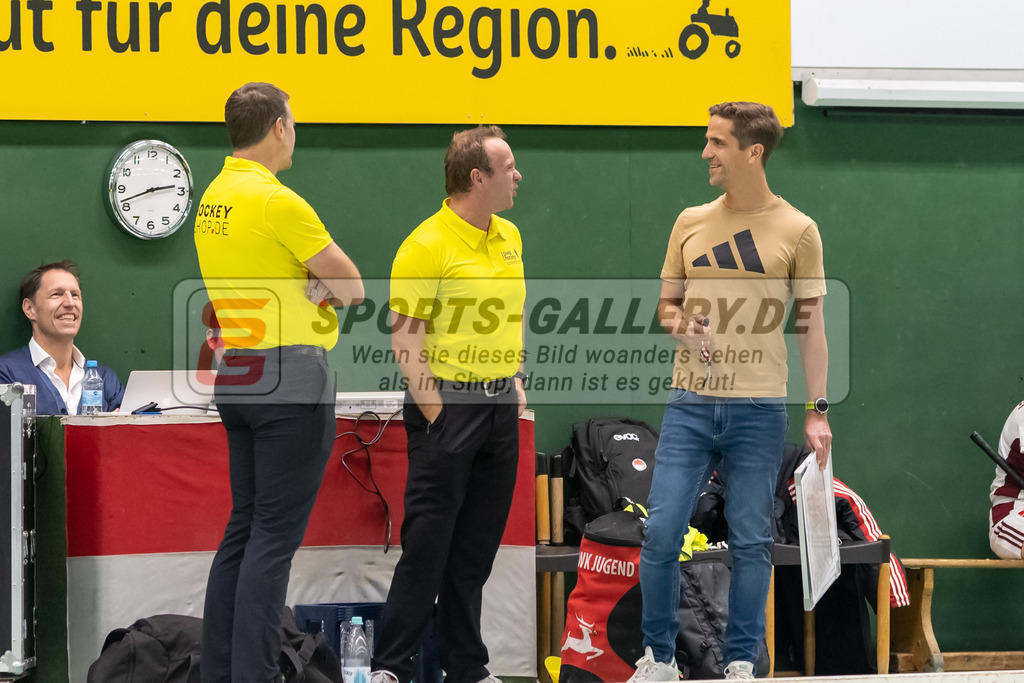 SFE_20221126_0095 | 1. Bundesliga Hockey Damen Rot-Weiss Köln - Bonner THV am 26.11.2022 in Köln (KTHC Stadion Rot-Weiss Köln Tennis and Hockey Club), Photo: Stephan Fehrmann 2022 (Sports-Gallery),Schiedsrichter ,Markus Lonnes ( Trainer Rot-Weis Köln )