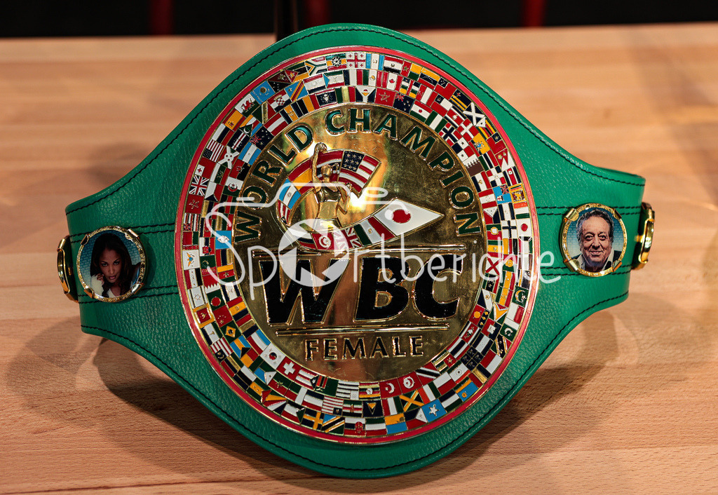 Seniesa Estrada - Tina Rupprecht/ Pressekonferenz | Der WBC Weltmeister Guertel der Frauen / Aktuelle Titeltraegerin Tina Rupprecht / WBC World Champion Female
