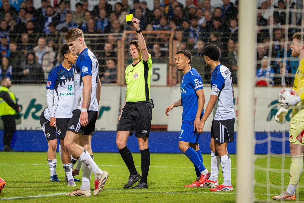 Fußball I Herren I Saison 2025-2026 I Regionalliga Nord I 24. Spieltag I SV Meppen - Hamburger SV II I 1307 | Jeremy Gandert (25, Hamburger Sport Verein II) sieht die Gelbe Karte - Realisiert mit Pictrs.com
