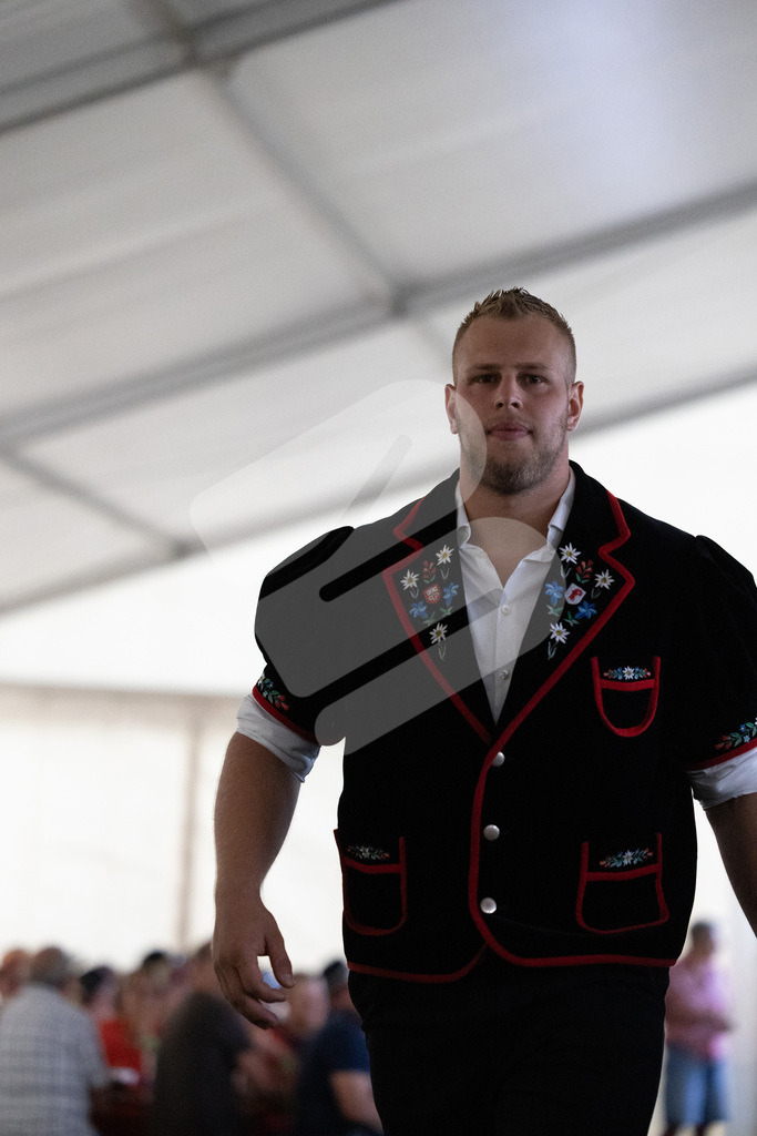 Rigi2025_3192 | Die Schwinger des Schwyzer Kantonalen Schwingerverbandes: Fotos, die Dynamik und Leidenschaft festhalten, sowie emotionale Momente aus dem traditionellen Schwingsport zeigen. - Realisiert mit Pictrs.com