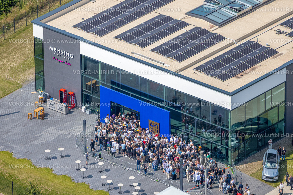 Hamm250808690 | Luftbild Hamm Kunstgalerie Mensing, Event, 1000 Besucher werden in der Kunstgalerie Art Cube erwartet, Ex-Rapper Kollega tritt auf, Besucherschlange, Rhynern, Hamm, Nordrhein-Westfalen, Deutschland