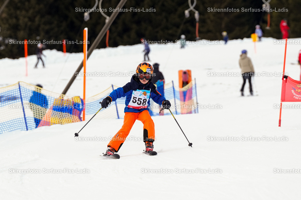 SRF_02.01.2026_0948 | Skirennfotos,Serfaus,Fiss,Ladis,Kinderskirennen,Winter,Tirol,Oberland,skirace,SFL,feelfree,weil wir's genießen,ski,Ski,skifahren,Sonnenplateau, - Realisiert mit Pictrs.com