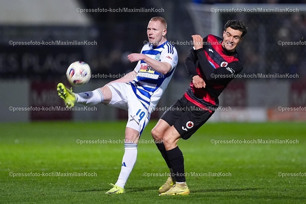 xYDRx21122501015 | 21.12.2025, xydrx, Fußball, 3.Liga, FC Viktoria Köln - MSV Duisburg, Saison 2025 2026, Sportpark Höhenberg: Leon Mueller (MSV Duisburg #19) im Zweikampf gegen Leonhard Muenst (FC Viktoria Köln #5)       DFB regulations prohibit any use of photographs as image sequences and or quasi-video.Photo: xYannisxDreimannxPressefotoKochx