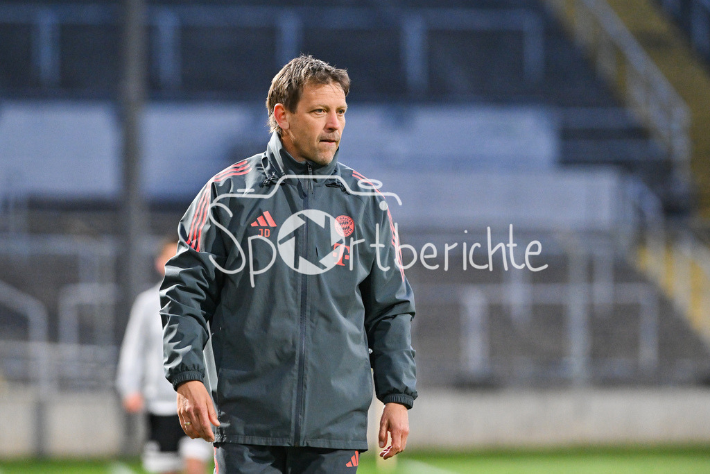 FC Bayern Amateure - SpVgg Ansbach | MUNICH, GERMANY - 17. APRIL: im Bild Holger SEITZ Cheftrainer FC Bayern München II / Einzelfoto / Freisteller während dem Match zwischen den Amateuren des FC Bayern München und der SpVgg Ansbach am 29. Spieltag der Regionalliga Bayern im Grünwalder Stadion
