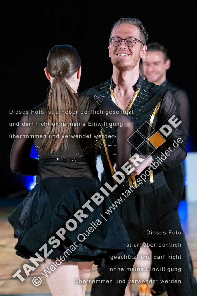 20250503-00407 | Hier finden Sie Tanz Bilder vom Latein und Standard Formationen tanzen. Sportbilder vom Tanzsport. Schöne Fotos und von Weltmeisterschaft, Europameisterschaft, Bundesliga, Regionalliga, Oberliga und Landesliga sowie von GOC Stuttgart, DanceComp, WM Bremen