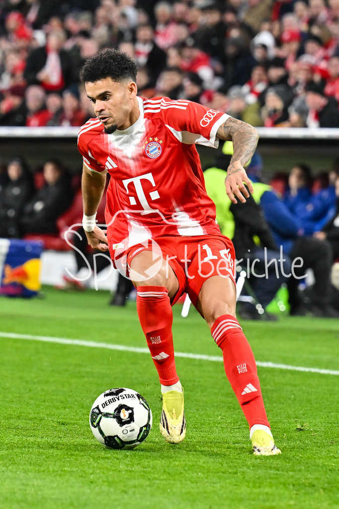 FC Bayern München - RB Leipzig | MUNICH, GERMANY - 11. FEBRUARY: AM BALL Luis DIAZ (FC Bayern Munich 14) / Einzelfoto / Freisteller während dem Spiel zwischen dem FC Bayern München und RB Leipzig beim Viertelfinale des DFB-Pokales in der Allianz Arena