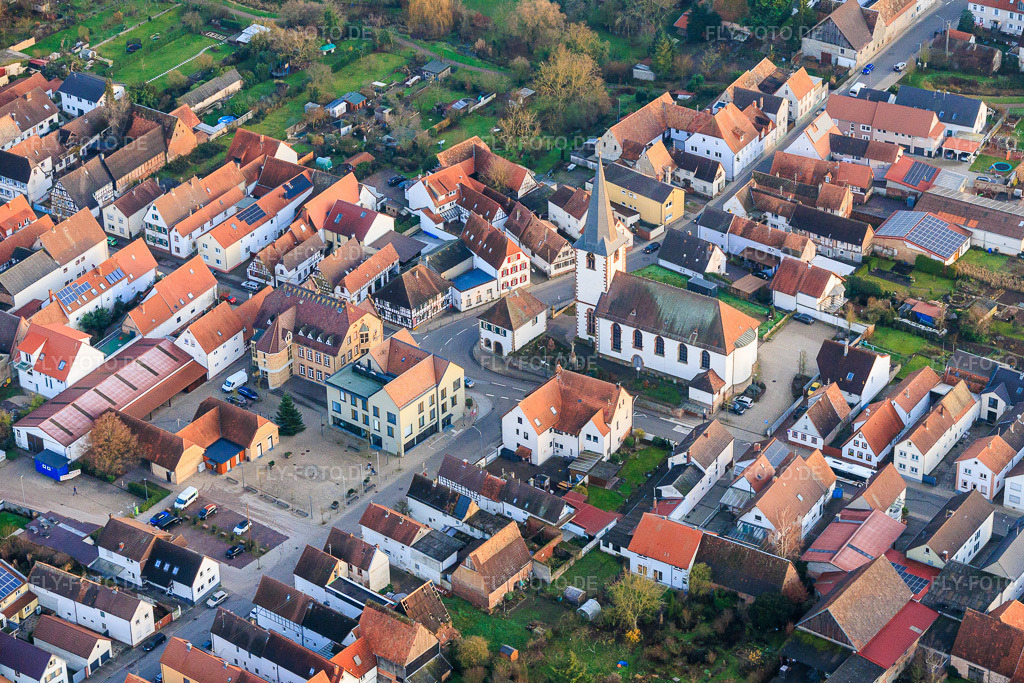 Luftbild: Dorfplatz mit Bürgerhaus und VR Bank Südpfalz eG Filiale Ottersheim sowie Kirche in Ottersheim bei Landau im Bundesland Rheinland-Pfalz in Deutschland. Foto: IMG_152126.jpg vom 12.12.2025 durch Werner Riehm/FLY-FOTO.deVR Bank Südpfalz - VR Bank Südpfalz eG