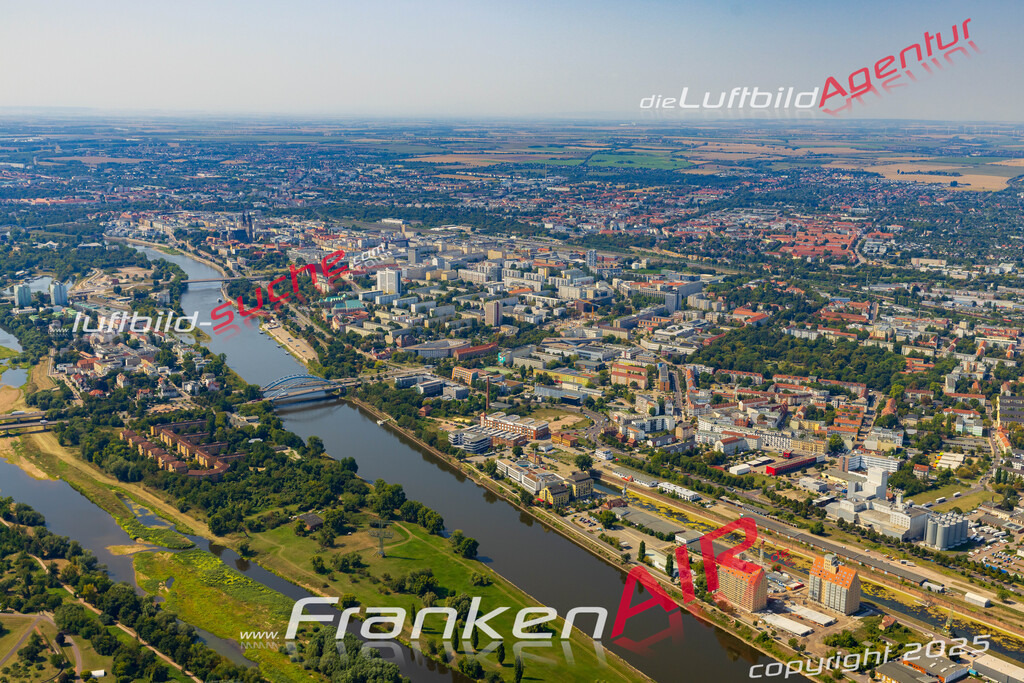 Schrägluftbild  Alte Neustadt  Magdeburg - Das Luftbild wurde 2025 vom UL-Flugzeug heraus erstellt (ohne Drohne- keine Drohnenaufnahme ) - Hochauflösende Luftaufnahme -Nicht vergleichbar mit Google Maps oder Satelittenbilder- Die Geschenkidee !Mit Lizenz und Bildrechte bestellbar