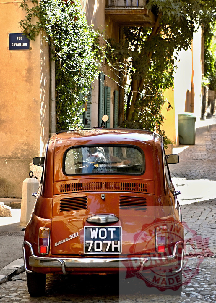 Vintage brown Fiat 500 parked on cobblestone street | Classic Italian Fiat 500 car in metallic brown color parked in narrow Mediterranean alley - Realisiert mit Pictrs.com