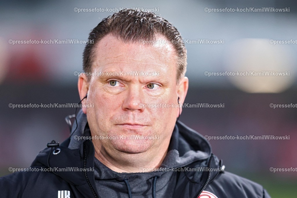 xKWIx13122501020 | 13.12.2025, xKWIx, Fußball, 3. Liga, SC Verl - Rot-Weiss Essen, SPORTCLUB Arena: Uwe Koschinat (Rot-Weiss Essen Cheftrainer) im Interview Photo: xKamilxWilkowskixPressefotoKochx
