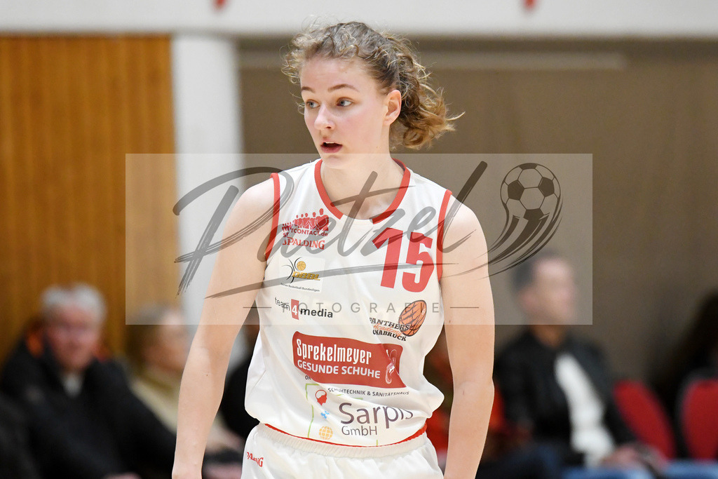 20200209_PAOEBS_0016 | Basketball, Frauen: Marie Ovelgoenne (Panthers Academy Osnabrueck) schaut waehrend des Spiels der 2. DBBL zwischen Panthers Academy Osnabrueck und Eintracht Braunschweig im datos – home of the panthers am 09.02.2020 in Osnabrueck, Deutschland. - Realisiert mit Pictrs.com