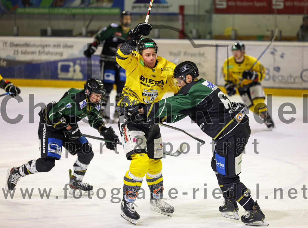 2023-02-10_061_TSV_Erding_gegen_ERSC_Amberg | Erding, Deutschland, 10.02.2023:
Eishockey, Bayernliga Meisterrunde Gruppe B 2022 / 2023, 3. Spieltag, TSV Erding gegen ERSC Amberg, Endergebnis: 6:3

Erik Modlmayr (Erding Gladiators, #21), Felix Köbele (ERSC Amberg, #25), Roni Rukajärvi (Erding Gladiators, #61)

Foto: Christian Riedel / fotografie-riedel.net