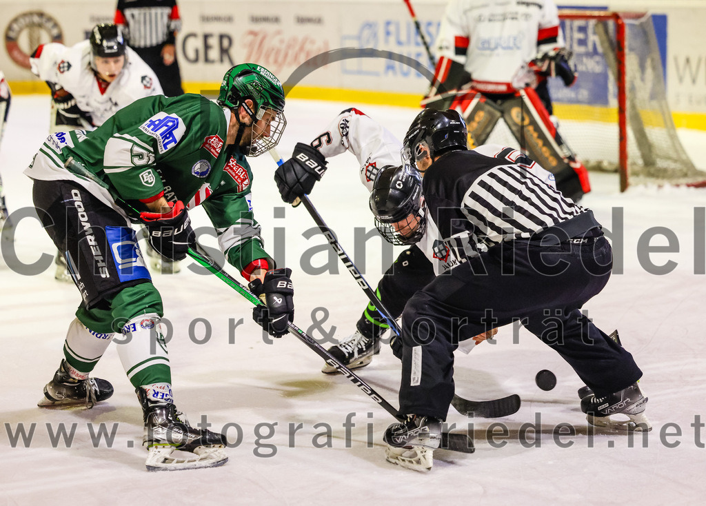 2023-11-12_148_TSV_Erding_gegen_EHC_Koenigsbrunn | Erding, Deutschland, 12.11.2023:
Eishockey, Bayernliga Vorrunde 2023 / 2024, 9. Spieltag, TSV Erding gegen EHC Königsbrunn, Endergebnis: 3:2

Paul Pfenninger (Erding Gladiators, #58), Marco Sternheimer (EHC Königsbrunn, #6)

Foto: Christian Riedel / fotografie-riedel.net