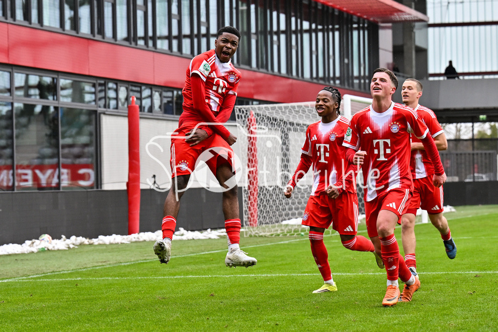 FC Bayern München - Berliner Athletik Klub | MUNICH, GERMANY - 21. FEBRUARY: Jubel der Bayern nach dem Treffer zum 3-1 durch Allen LAMBE (FC Bayern München U19 8) / Tor / Torschuetze / Freude / Happy während dem Spiel zwischen der U19 des FC Bayern München und der U19 des Berliner Athletik Klubs am 3. Spieltag der DFB-U19 Nachwuchsliga am FC Bayern Campus