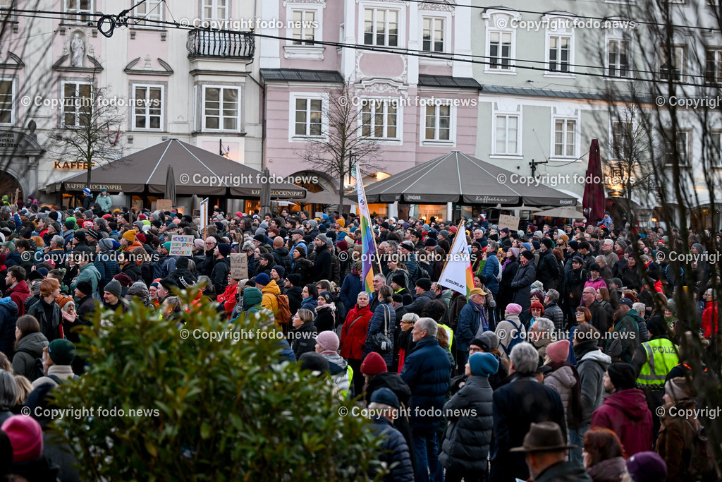Demonstration gegen rechts in Linz Hauptplatz_ 25.02.2024-33 | 25.02.2024, Stadt Linz, AUT, Demonstration gegen rechts in Linz Hauptplatz, im Bild Kundgebungsteilnehmer, Menschen, Teilnehmer