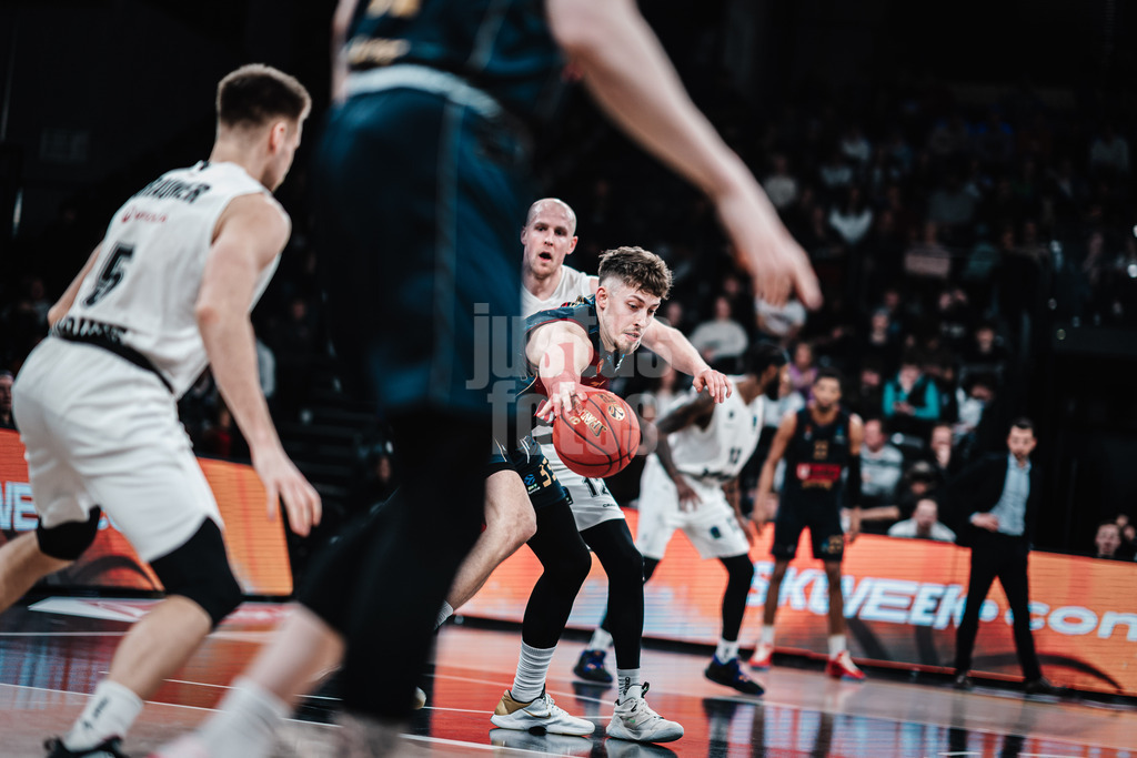 Basketball | Männer | Saison 2023/2024 | BKT EuroCup | Veolia Towers Hamburg vs. Umana Reyer Venice | 06.02.2024 | Kyle Wiltjer (#33, Umana Reyer Venice) greift nach dem Ball