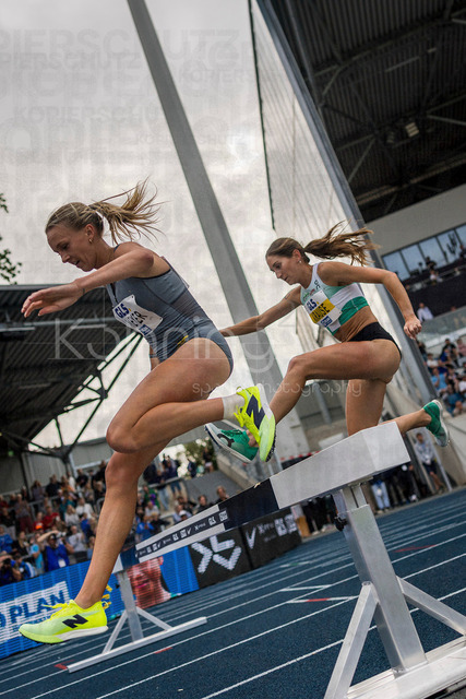 Deutsche Leichtathletik-Meisterschaften; Bochum-Wattenscheid, 26.07.2026 | Gesa Felicitas Krause (Silvesterlauf Trier) gewinnt über 3000m Hindernis, hier führt noch Lea Meyer (VfL Löningen); Deutsche Leichtathletik-Meisterschaften am 26.07.2026 im Lorheide-Stadion, Bochum-Wattenscheid (Nordrhein-Westfalen).