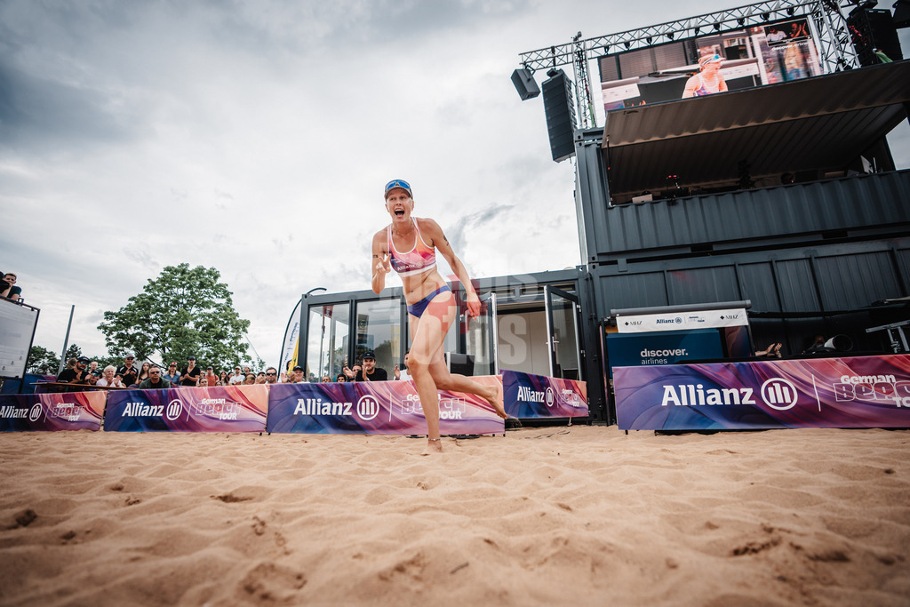 Beachvolleyball | Frauen | Allianz German Beach Tour 2025 | Tourstop München | 06.07.2025 | Marie Schieder läuft in das Stadion ein