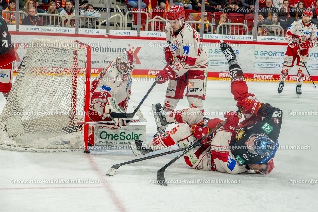 xKKUx13032601056 | 13.03.2026, xkkux, Eishockey, DEL2 Pre-Playoffs, Herren, Saison 2025 / 2026, Düsseldorfer EG - EV Landshut, PSD Bank Dome Düsseldorf: Wade Bergmann (EV Landshut #48) zieht Emil Quaas (DEG #21) auf das Eis neben Jonas Langmann (EV Landshut #34) Jesse Koskenkorva (EV Landshut #51) 