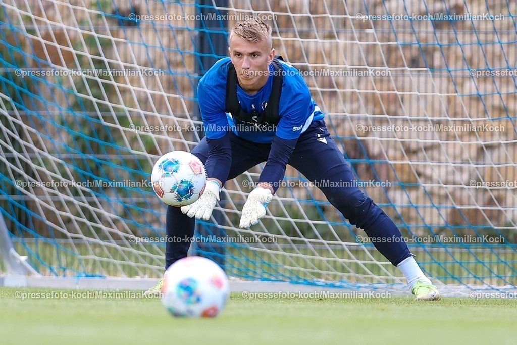 KSC02092502111 | 02.09.2025, Fußball, Training Karlsruher SC, 2. Fußball Bundesliga, Trainingsplatz am BBBank Wildpark Stadion Karlsruhe, Saison 2025 2026: Torwart Hans Christian Bernat (KSC #01) 