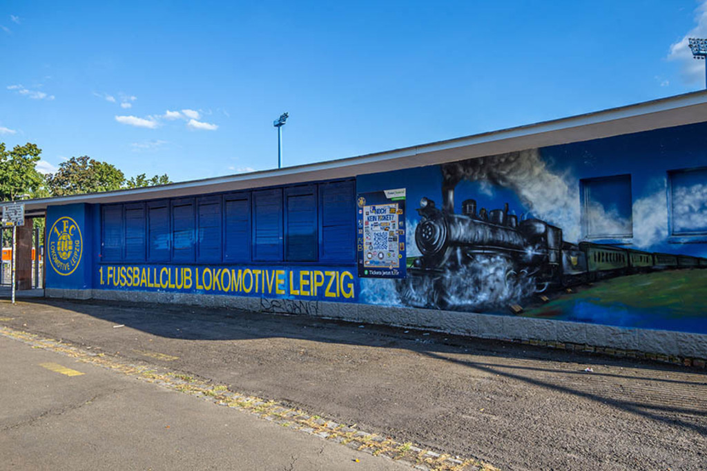 1. FC Lokomotive Leipzig - EIngang zum Bruno-Plache-Stadion | Entdecke über 20 Kategorien Leipzig-Motive: Foto-Downloads, hochwertige Poster, Leinwand- & Fine-Art-Prints. Jetzt Lieblingsfoto im Bildlexikon Leipzig Shop bestellen!