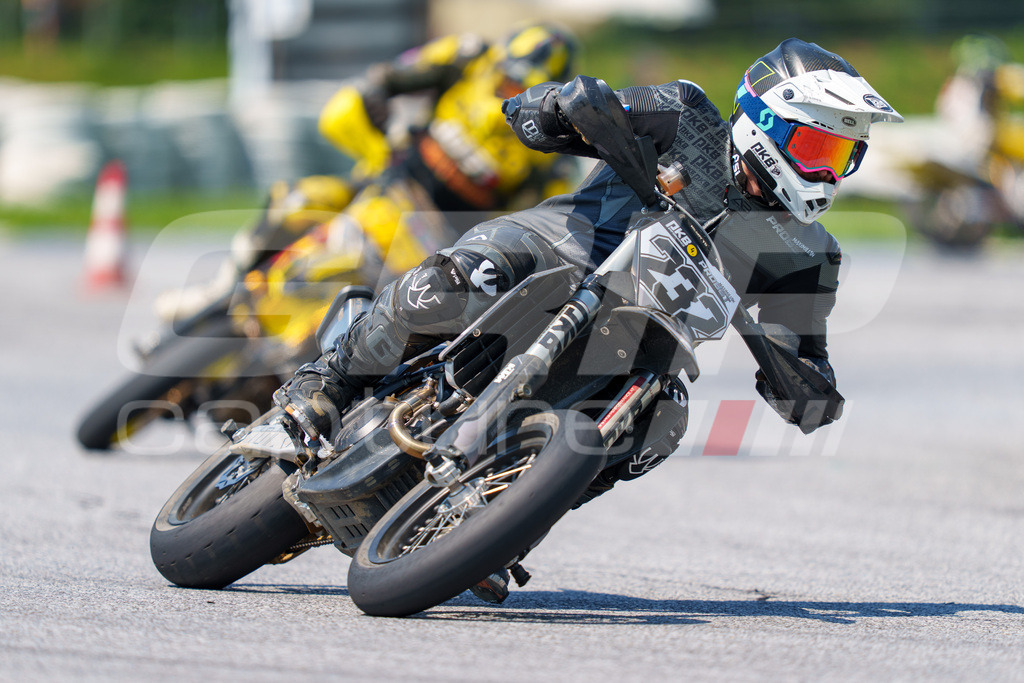 G-Cup + Supermoto Staatsmeisterschaft + Hungarian Supermoto Championship | GRIPcapture steht für authentische Sportfotografie in Österreich – für Momente, die mehr sind als Geschwindigkeit oder Ergebnis. Es geht um Emotion, Spannung, Fokus und den Augenblick, der oft nur einen Wimpernschlag dauert.Ob Motorsport, Teamsport oder 