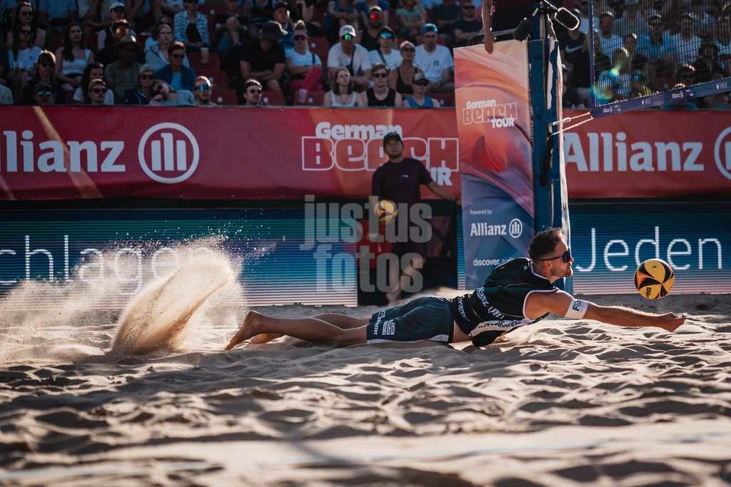 Beachvolleyball | Männer | Allianz German Beach Tour 2025 | Tourstop Berlin | 16.08.2025 | Jonas Sagstetter springt zum Ball