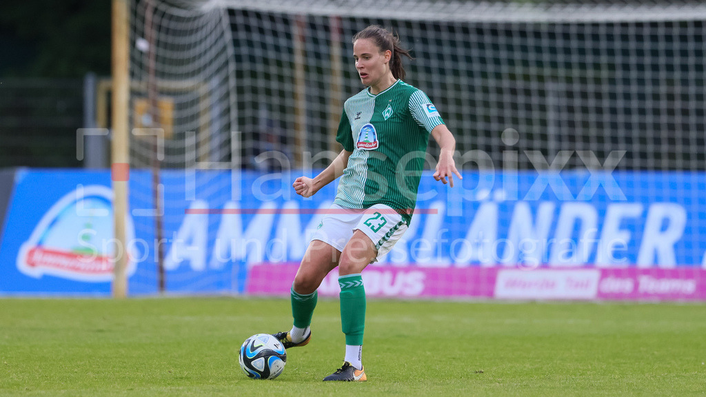 Fussball, Google Pixel Frauen-Bundesliga, SV Werder Bremen - MSV Duisburg | v.li.: Hanna Nemeth (SV Werder Bremen, 23) am Ball, Freisteller, Einzelbild, Ganzkörper, Aktion, Action, Spielszene, DIE DFB-RICHTLINIEN UNTERSAGEN JEGLICHE NUTZUNG VON FOTOS ALS SEQUENZBILDER UND/ODER VIDEOÄHNLICHE FOTOSTRECKEN. DFB REGULATIONS PROHIBIT ANY USE OF PHOTOGRAPHS AS IMAGE SEQUENCES AND/OR QUASI-VIDEO.