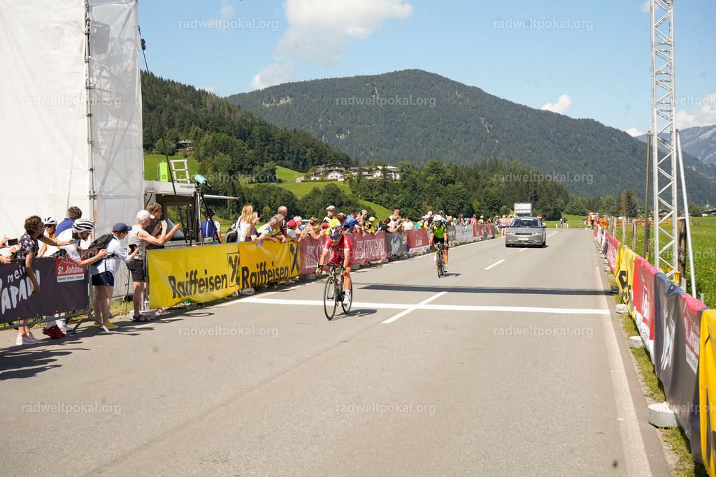 726_20230817_Bewerb_Maenner_Muehlanger | AUT - OESTERREICH, 2023-08-16: SPORT RENNRAD-FAHREN - 55. INTERNATIONALER RADWELTPOKAL IN ST. JOHANN IN TIROL  - Vintage-Radrennen mit WM-Bronze-Medaillen-Siegerin Christina Schweinberger, den Teilnehmer und Alexander Baumann (vom Orginastions-Team) - TAG 2 BEWERB MAENNER IN SECHS GRUPPEN  ; Foto: Roland Muehlanger