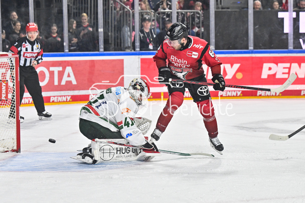 Kölner Haie - Augsburger Panther | KÖLN, DEUTSCHLAND - 04. MÄRZ: im Duell Peyton JONES (Augsburger Panther 41) und Parker TUOMIE (Kölner Haie 62) während dem Match zwischen den Kölner Haien und den Augsburger Panthern am 48. Spieltag der Penny DEL in der Lanxess Arena