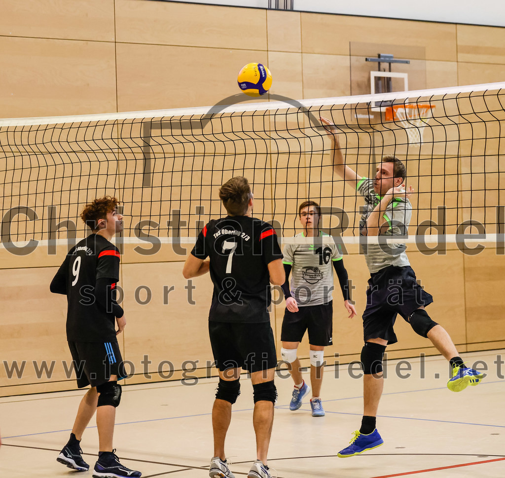 2021-11-27_067_TuS_Oberding_II_gegen_MTV_1881_Ingolstadt_III | Oberding, Deutschland, 27.11.2021:
Volleyball, Kreisliga 2021 / 2022, 5. Spieltag, TuS Oberding II gegen MTV 1881 Ingolstadt III, Endergebnis: 3:2

Hayden Lorenz (TuS Oberding, #9), Christoph Stegemann (TuS Oberding, #7)

Foto: Christian Riedel / fotografie-riedel.net