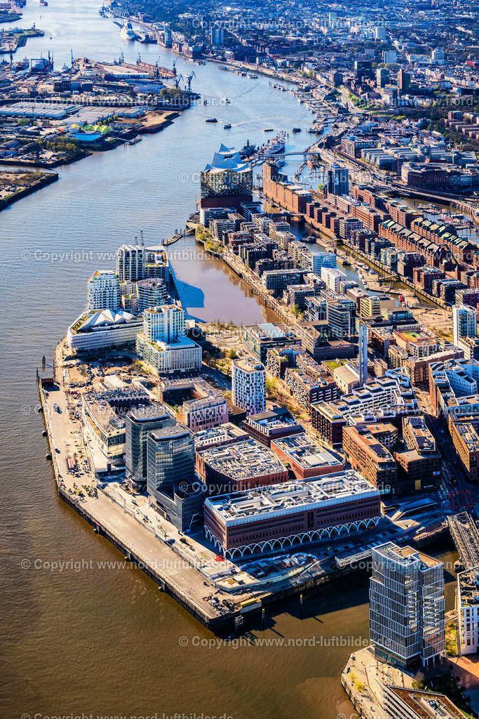 Hamburg_Hafencity_Westfield_ELS_4494060425 | HAMBURG 06.04.2025 Baustelle zum Neubau des Gebäudekomplexes des Einkaufszentrum am Überseequartier am Chicagokai - Osakaallee "Westfield" im Bereich des ehemaligen Grasbrooks im Ortsteil Hafencity in Hamburg, Deutschland. Weiterführende Informationen bei: CHRISTIAN DE PORTZAMPARC,  Depenbrock Bau GmbH & Co. KG,  F + Z Baugesellschaft, Zweigniederlassung der Hecker Bau GmbH & Co. KG,  Stump-Franki Spezialtiefbau GmbH,  Unibail-Rodamco Germany GmbH,  Unibail-Rodamco ÜSQ Süd Quartiersmanagement GmbH. // Construction site for the new building complex of the shopping center at Ueberseequartier at Chicagokai - Osakaallee in the area of the former Grasbrooks in the Hafencity district in Hamburg, Germany. Further information at: CHRISTIAN DE PORTZAMPARC,  Depenbrock Bau GmbH & Co. KG,  F + Z Baugesellschaft, Zweigniederlassung der Hecker Bau GmbH & Co. KG,  Stump-Franki Spezialtiefbau GmbH,  Unibail-Rodamco Germany GmbH,  Unibail-Rodamco UeSQ Sued Quartiersmanagement GmbH. Foto: Martin Elsen