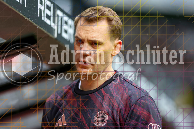 Borussia Mönchengladbach vs FC Bayern München - Bundesliga  | Mönchengladbach, Deutschland, 25.10.25:   Manuel Neuer (FC Bayern München) schaut waehrend des Spiels der Bundesliga zwischen Borussia Mönchengladbach vs FC Bayern München im Stadion im Borussia Park(Foto von Brauer-Fotoagentur / Adrian Schlueter)