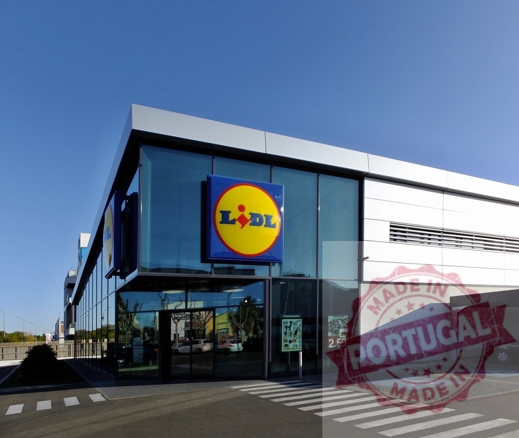 Lidl supermarket building exterior with prominent sign | Lidl store front featuring glass facade, logo, and parking area on a sunny day - Realisiert mit Pictrs.com