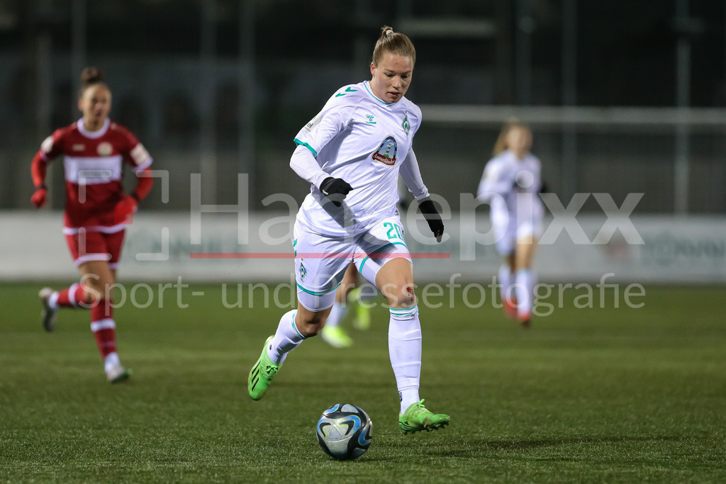 Fussball, Testspiel Frauen, FSV Gütersloh 2009 - SV Werder Bremen | v.li.: Christin Meyer (SV Werder Bremen, 20) am Ball, Einzelbild, Ganzkörper, Aktion, Action, Spielszene