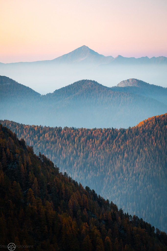 Morgenstimmung in den Tälern | Am Morgen zieht ein leichter Nebel durch die herbstlichen Täler im Tessin. Format 3:2 - Realisiert mit Pictrs.com
