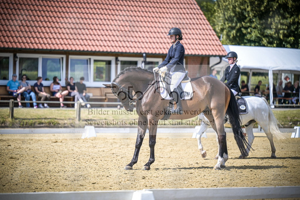 DOS_7833 | Entdecke hochwertige Reitturnierfotos von Foto Oger. Professionell, emotional und authentisch – jetzt Lieblingsmomente im Shop bestellen. - Realisiert mit Pictrs.com