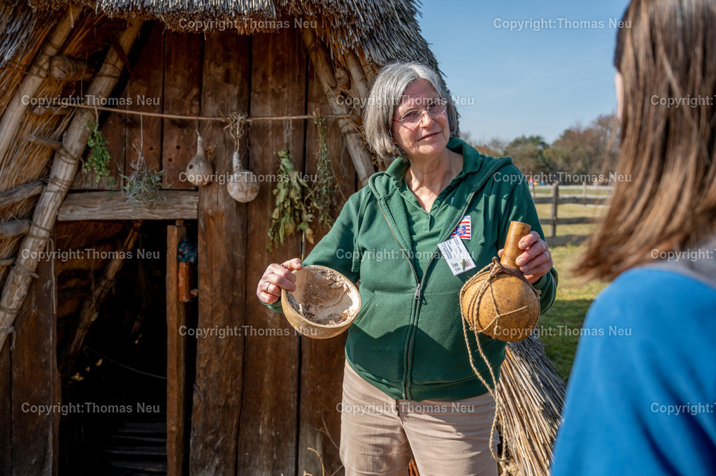 Lauresham_44_DSC_5226 | ble, Lauresham, Saisoneröffnung, Ina von Lehsten mit einem Flaschenkürbis, ,, Bild: Thomas Neu