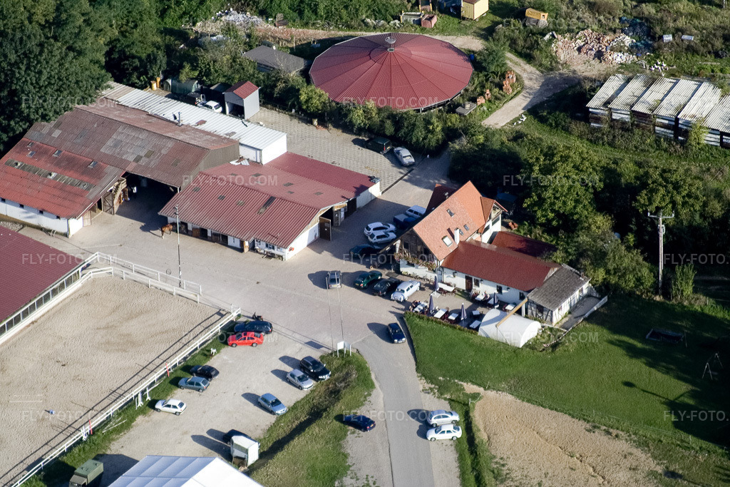 Aerial view: Haras De La Née in Mothern in the state Bas-Rhin, France. – Photo: IMG_8083.jpg taken on 09/15/2007 by Werner Riehm/FLY-FOTO.com – Resolution of the original: 3456 x 2304 px – Haras de la Nee équitation chevaux concours