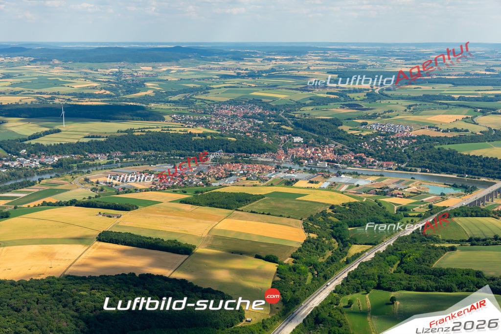 Das Luftbild zeigt :  Segnitz - Die Luftaufnahme wurde 2023 vom UL-Flugzeug aus erstellt ( keine Drohne ) - Hochauflösende Luftaufnahme - Für grossformatige Ausdrucke geeignet. Die Geschenkidee !Mit Lizenz und Bildrechte bestellbar
