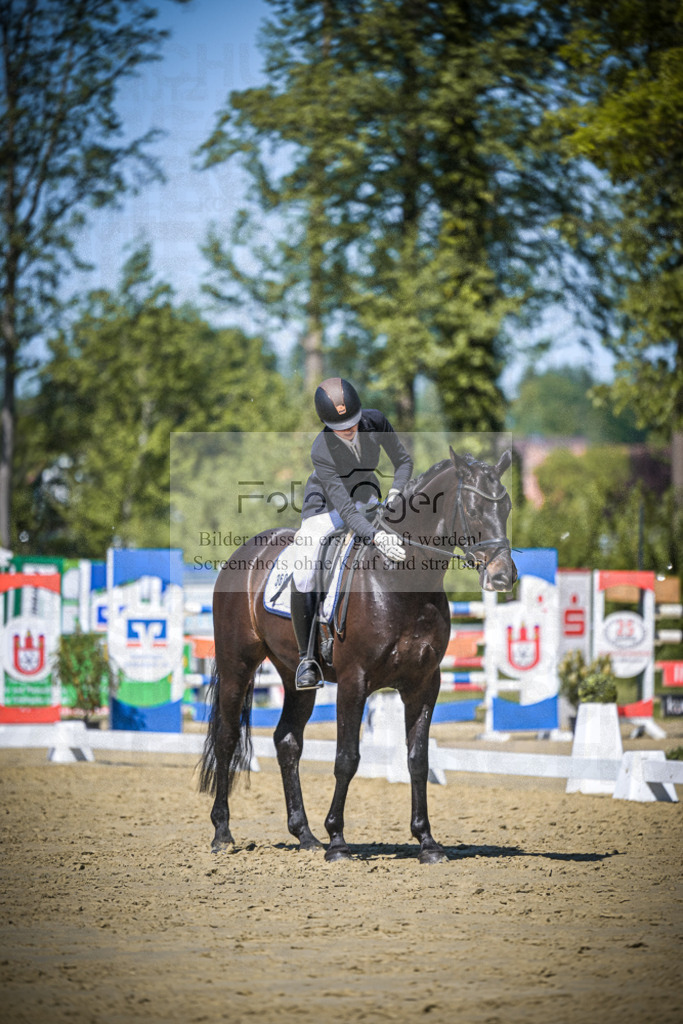 DOS_6625 | Entdecke hochwertige Reitturnierfotos von Foto Oger. Professionell, emotional und authentisch – jetzt Lieblingsmomente im Shop bestellen.Deutschlandweite Turnierfotografie. - Realisiert mit Pictrs.com