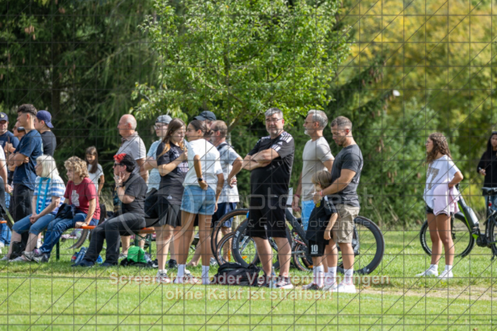 20250831_161334_0154 | #,TSV Ottenbach (gelb) vs. KSG Eislingen (grün), Fussball, Kreisliga A3 - Bezirk Neckar/Fils, 02. Spieltag, Saison 2025/2026, Rasensportplatz Nebenplatz, Im Buchs, 73113 Ottenbach, 31.08.2025 - 15:00 Uhr,Foto: PhotoPeet-Sportfotografie/Peter Harich