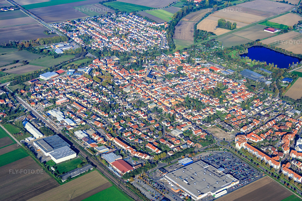 Luftbild: Ortsansicht aus Südwesten vor dem Nachtweideweiher im Ortsteil Bobenheim in Bobenheim-Roxheim im Bundesland Rheinland-Pfalz in Deutschland. Foto: IMG_074860.jpg vom 18.10.2014 durch Werner Riehm/FLY-FOTO.deAuflösung des Originals: 5472 x 3648 px