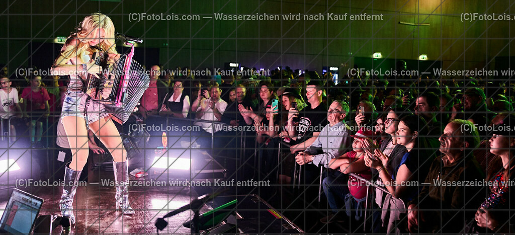 ALP4613_BergBauernTour-Konzert_Naschenweng Melissa | (C)FotoLois.com, Alois Spandl, BergBauernTour 2023 - Melissa Naschenweng, Tourstop in Wieselburg, Konzert im NV-Forum Wieselburg, Sa 8. April 2023.