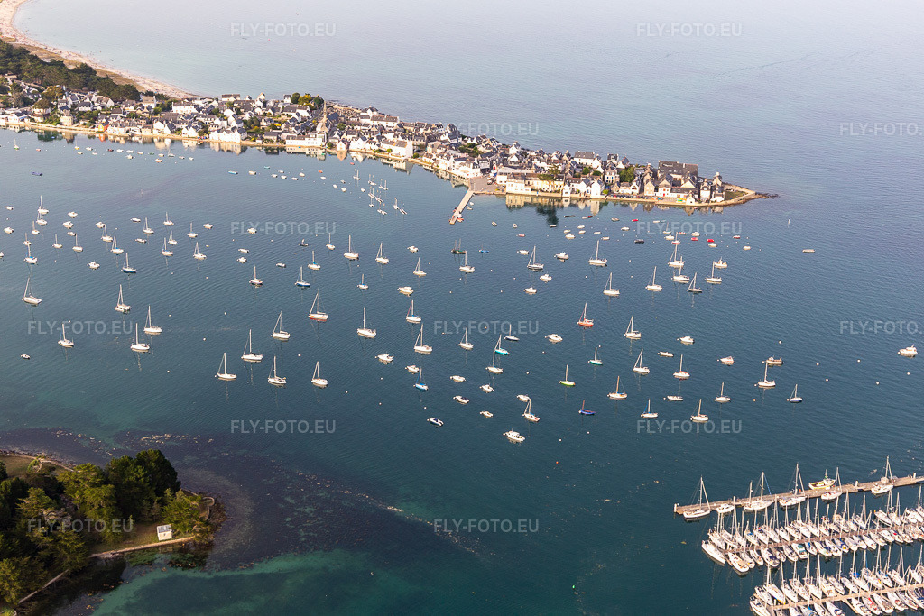 Vue aérienne: Vue de la ville à Île-Tudy dans le département Finistère, France. Photo: IMG_132515.jpg prise le 17/06/2022 par Werner Riehm/FLY-FOTO.eu – Résolution de l'original: 5472 x 3648 px