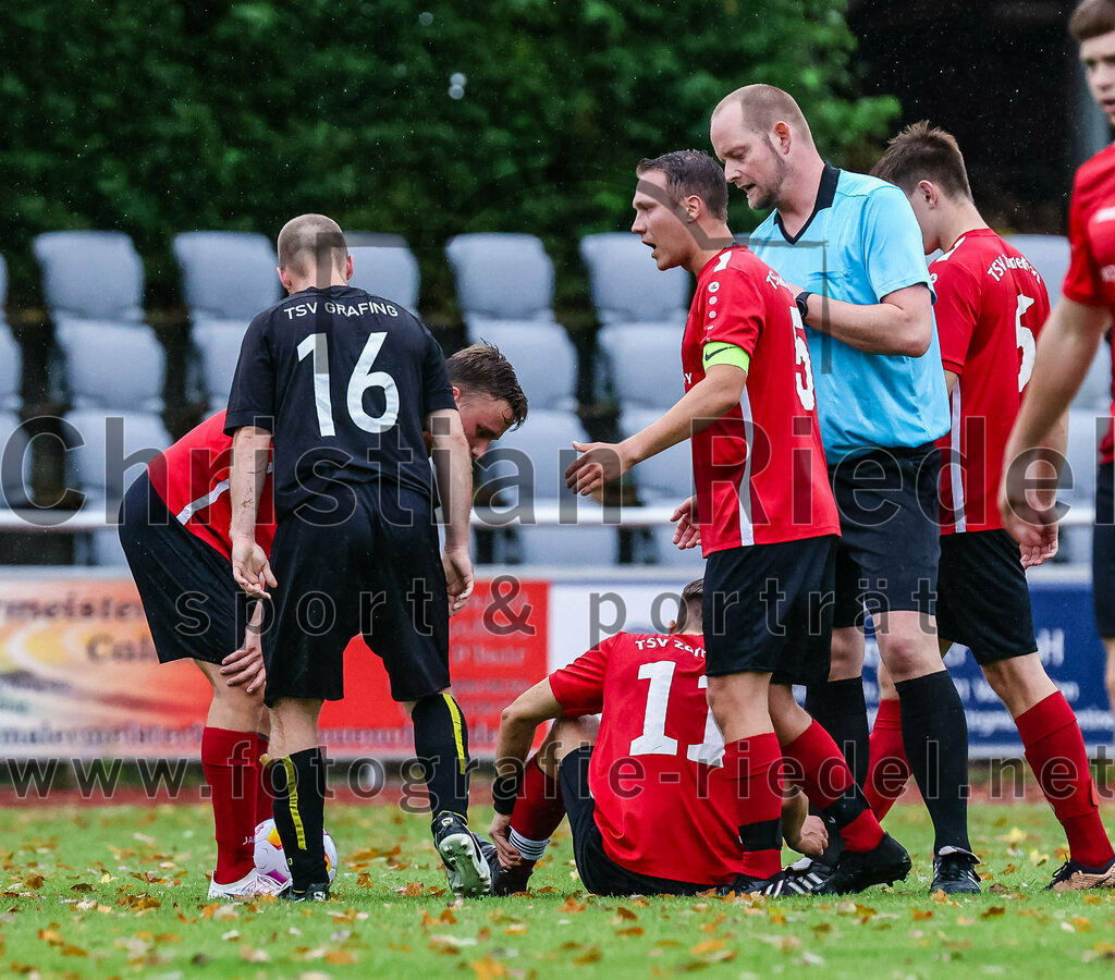 2023-08-27_090_TSV_Zorneding_II_gegen_TSV_Grafing_II | Zorneding, Deutschland, 27.08.2023:
Fußball, A-Klasse 2023 / 2024, 2. Spieltag, TSV Zorneding II gegen TSV Grafing II, Endergebnis: 5:1

Marinus Kinzl (TSV Grafing, #16), Dennis Duwel (TSV Zorneding, #11), Clemens Holzmann (TSV Zorneding, #5), Schiedsrichter Michael Heyer

Foto: Christian Riedel / fotografie-riedel.net
